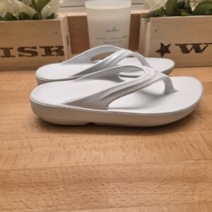 OOFOS OOlala  Thong Recovery Athletic Sandals Women’s Size 7 White